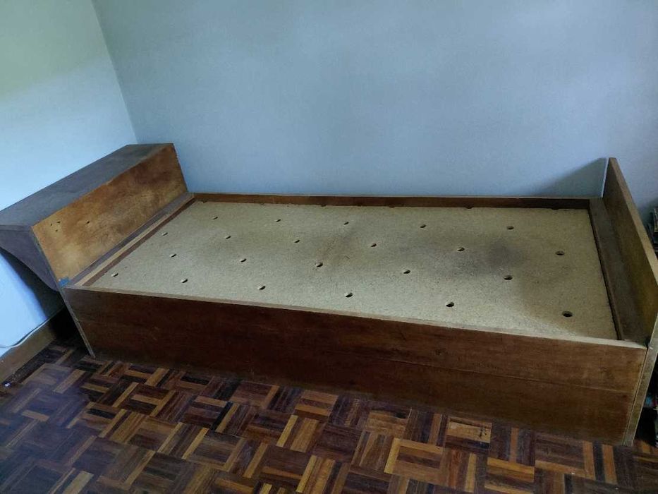 Cama sofá e mesinha