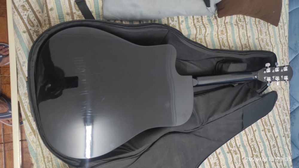 Vendo um violão fender elétrico cor preto semi novo pouco usado