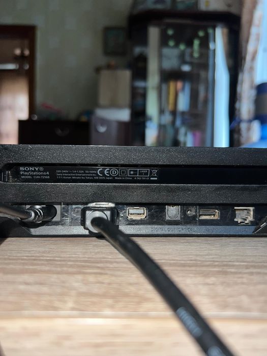 Sony PlayStation 4 Pro 1TB + геймпади