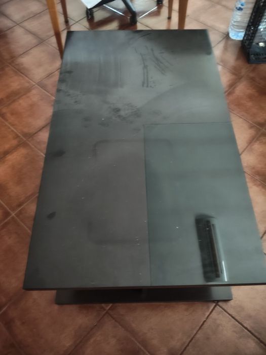 Mesa central de sala de estar e madeira maciça.