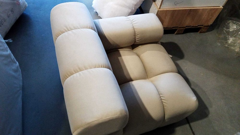 fotel pikowany z podłokietnikiem - neutralny kolor