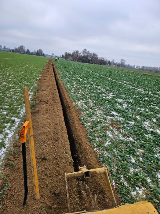 Wykop liniowy koparką łańcuchową usługa pod nawodnienia kabel drenaż