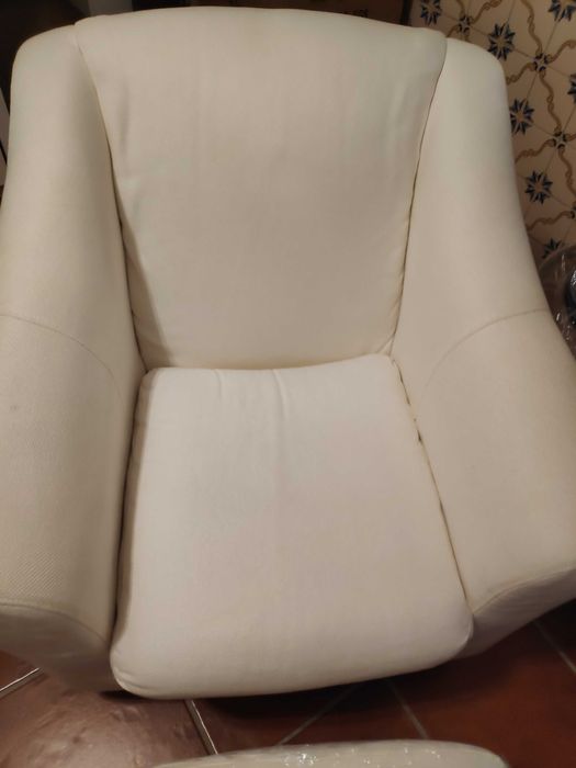 Poltrona branca, muito bonita
