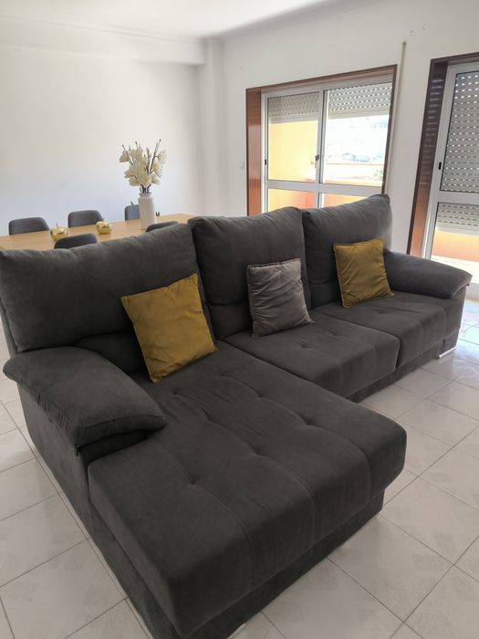 Sofá chaise longue de cor cinzento escuro em bom estado. É cómodo, esp