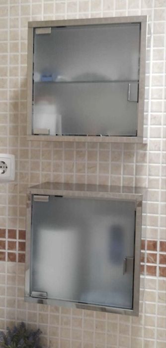 Dois armarios em inox e vidro fosco