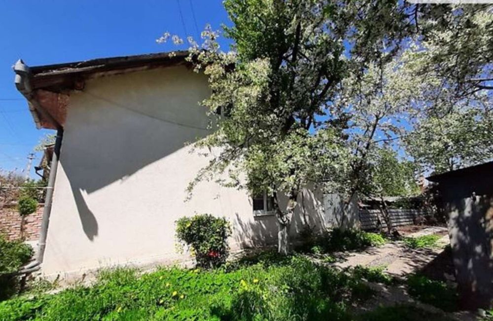 Продається півторачка напівособняк в центрі міста