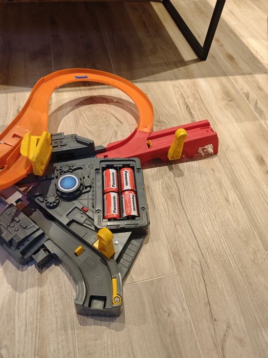 Hot wheels tor z napędem