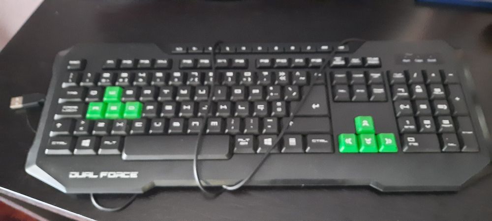 Monitor de computador com impressora e teclado