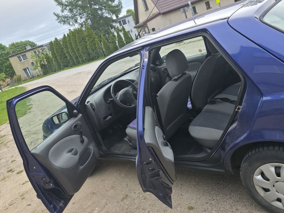 Samochód osobowy Mazda 121 benzyna niski przebieg