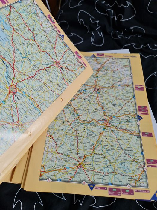 Dwa kompletne skoroszyty z Atlasem Polski oraz mapa europy