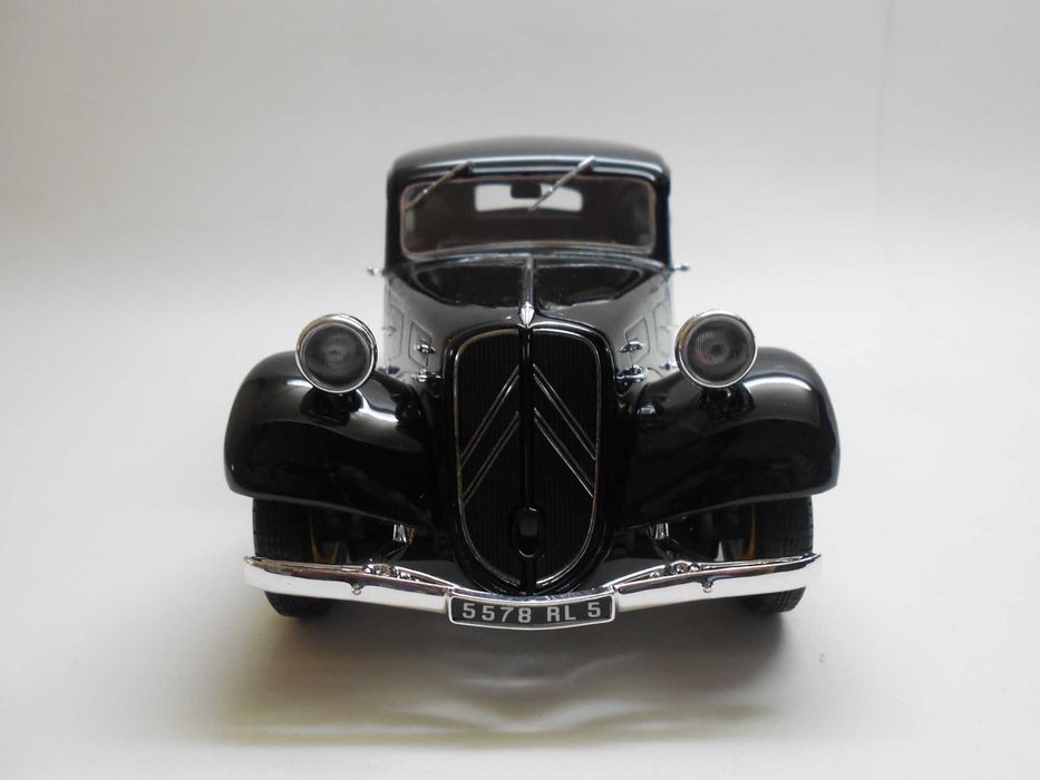 Miniatura de Coleção CITROEN TRACTION 11 B 1938 escala 1.18