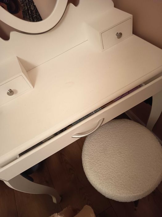 Biała toaletka z lustrem