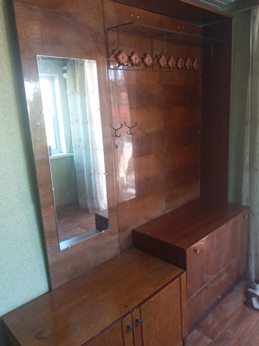 Продам вішалку, комод і тумбу