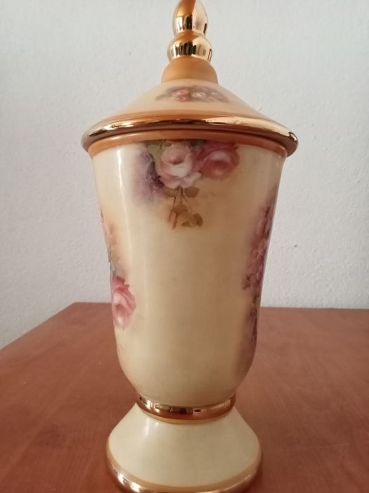 Dois jarros em porcelana