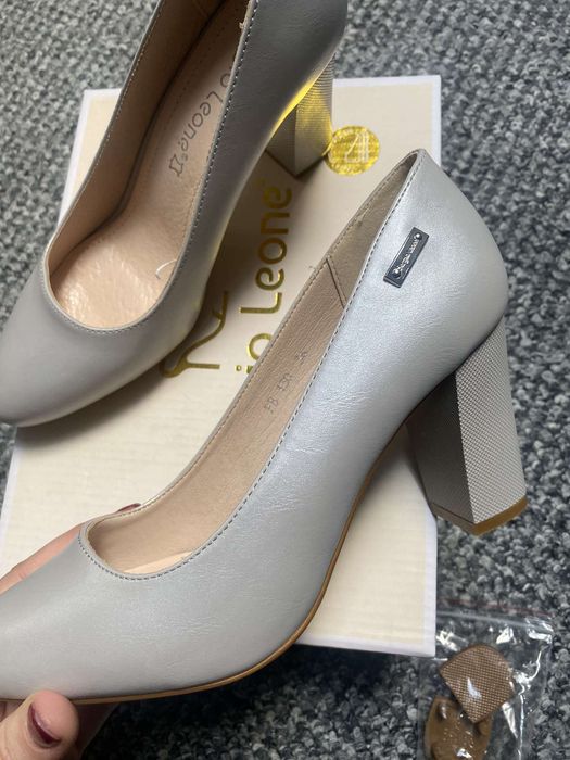 Buty na słupku srebrne