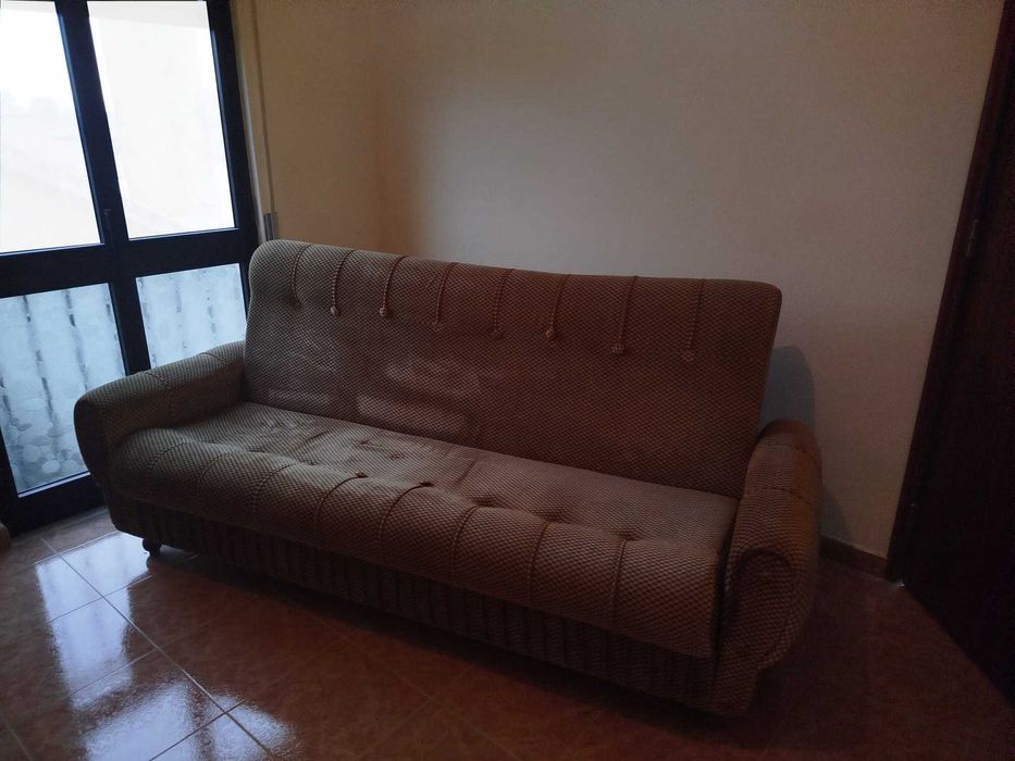 Sofá rebatível e duas poltronas