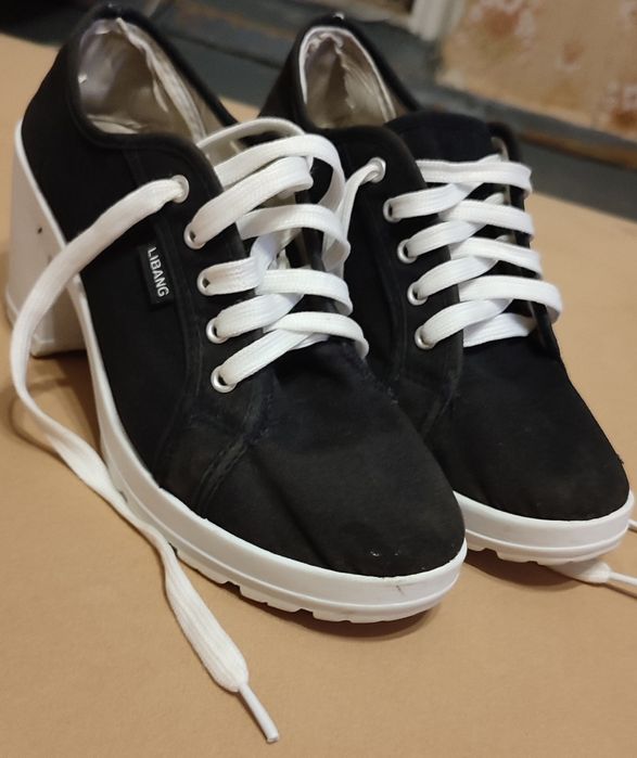 Спортивные кеды на каблуке