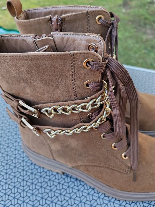 Botas em pele, com correntes douradasNovas 39