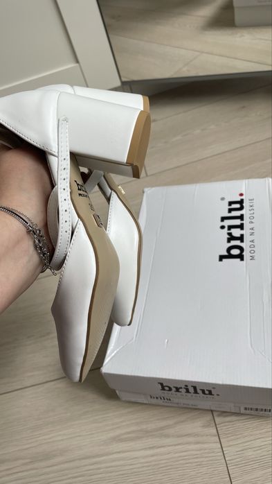 Perłowe białe czółenka na słupku ślubne 35 Brilu skóra naturalna