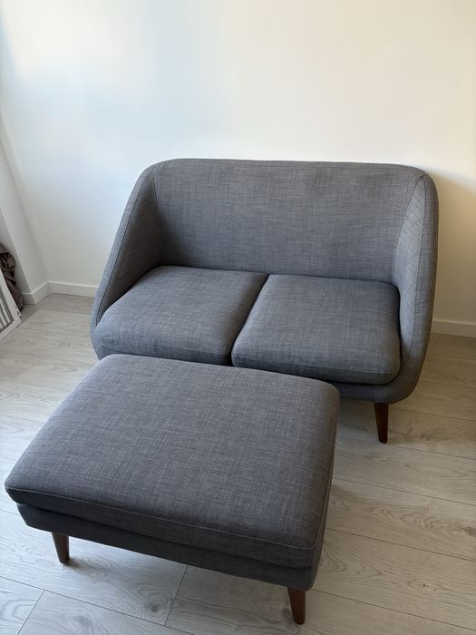 Sofá compacto com pufe (ottoman)