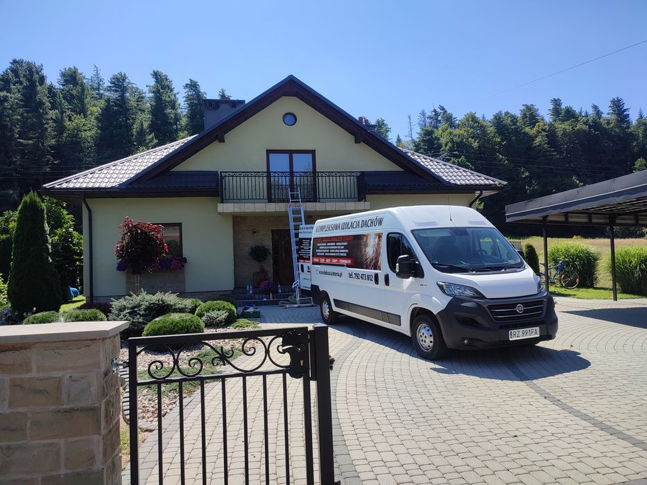 Ocieplanie celulozą i naprawa uszkodzonych izolacji dachu Tarnów