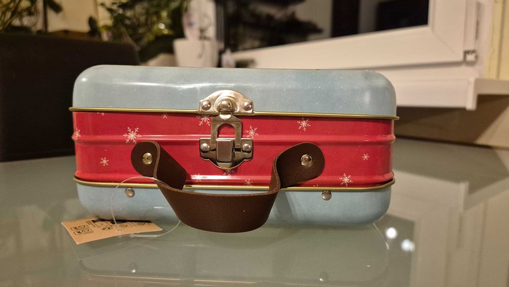 Sprzedam metalową mini śwąteczną walizeczkę na np. prezenty