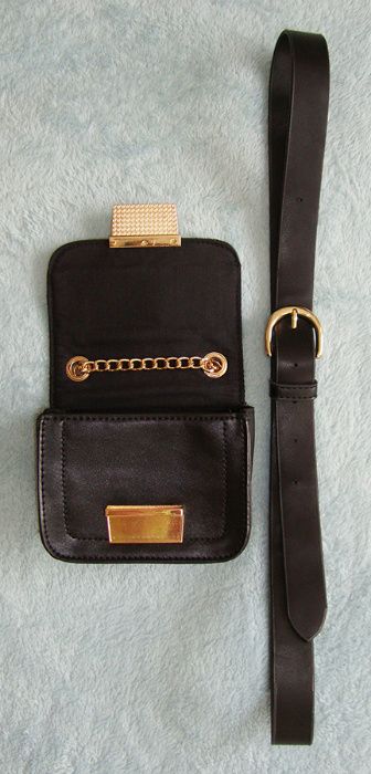 Mini torebka z paskiem czarna, złoty łańcuszek, nerka