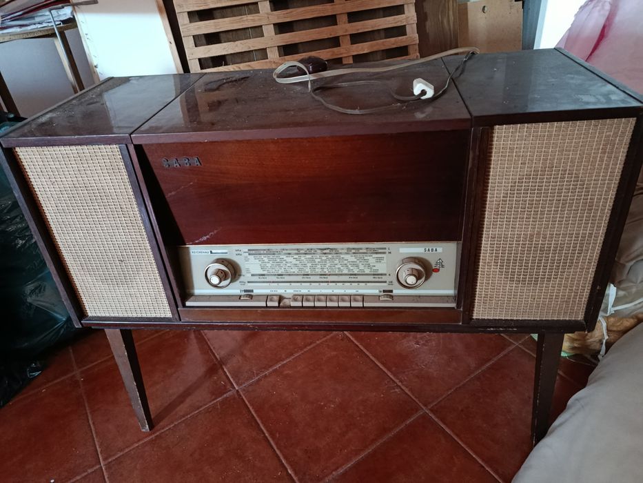 Rádio coleção C/gira discos SABA