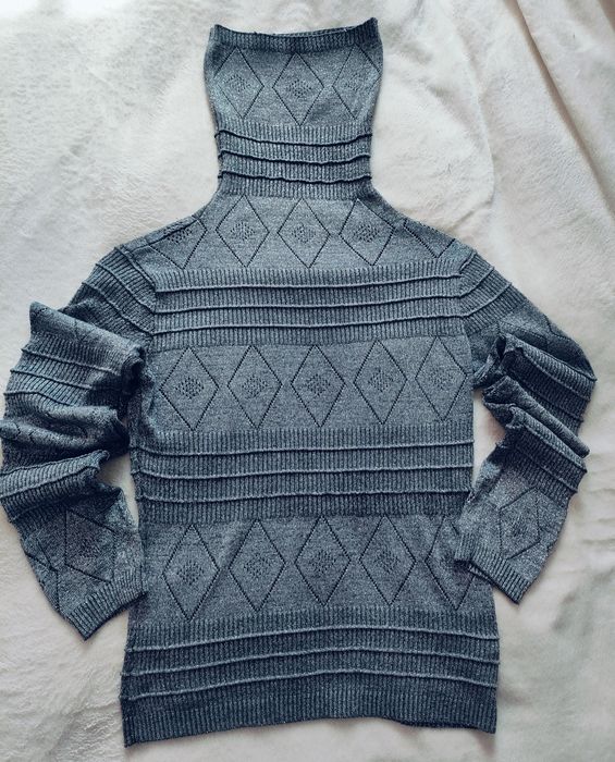 Szaro-srebrny sweter z golfem M