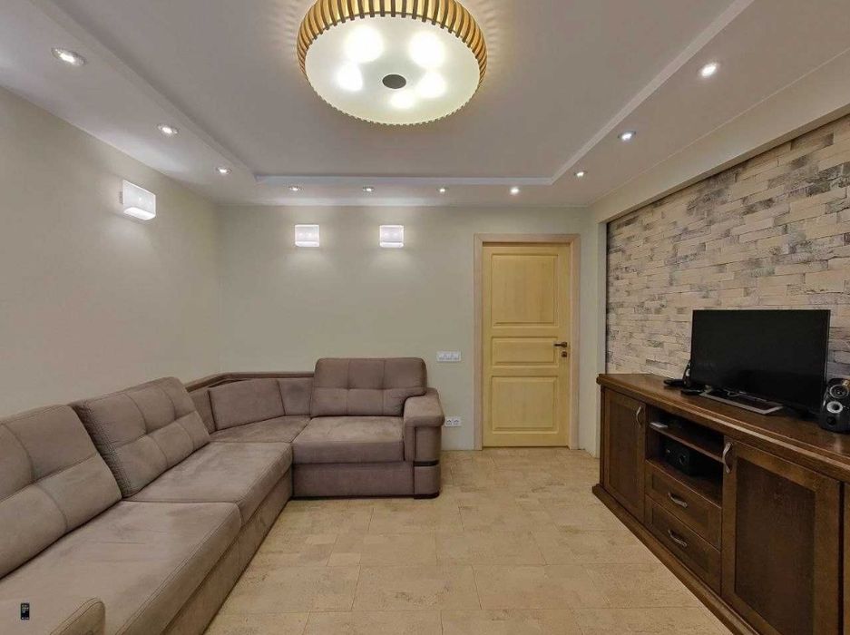 Продам 4к Красный камень, кирпич