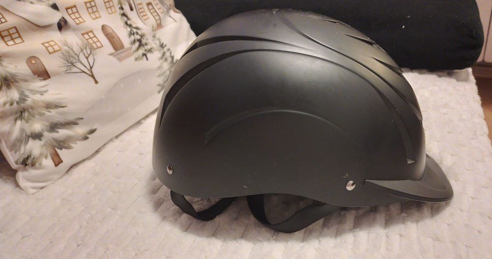 Rękawice i kask do jazdy konnej