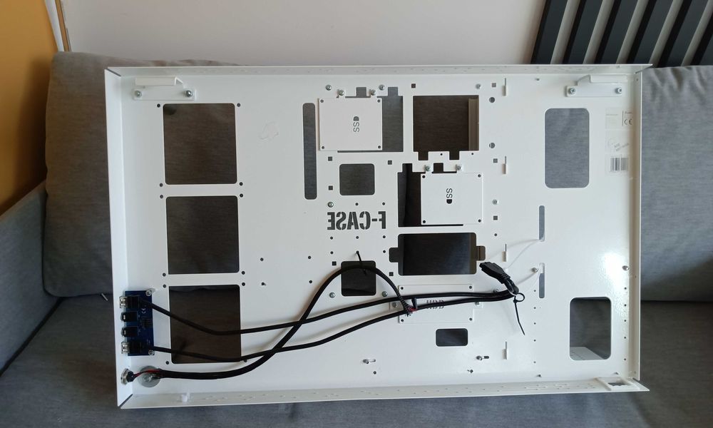 Obudowa do komputera na ścianę z LCD + RGB  kable w gratisie