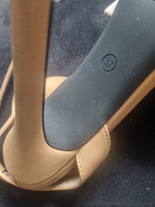 Buty  beżowe na obcasie