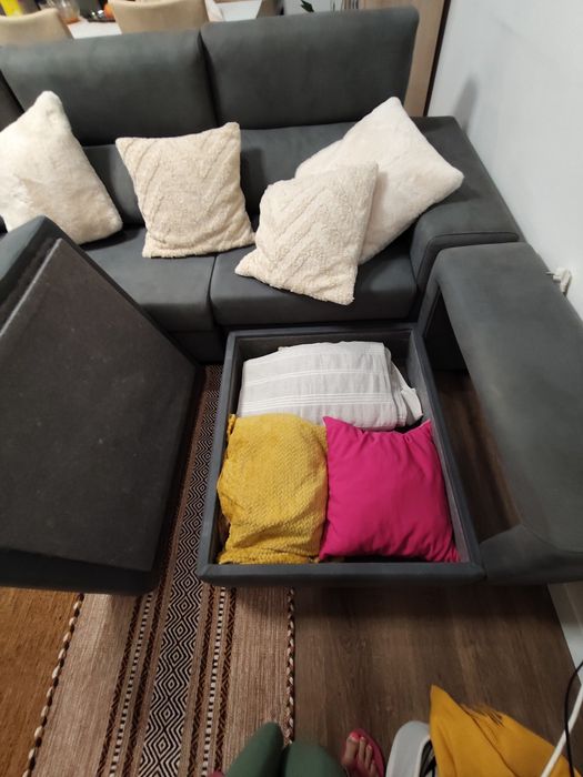 Sofá  3 lugares com Chaise Longue Cinzento – Assentos Deslizantes + Arrumação + 4 Puffs