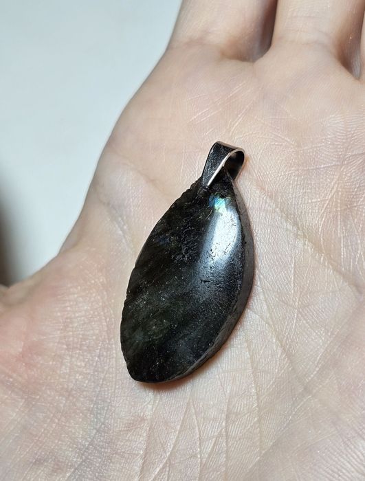 Labradoryt naturalny wisiorek.