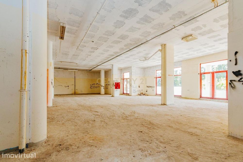 Armazém / Espaço Comercial para Venda – Barcarena, Oeiras