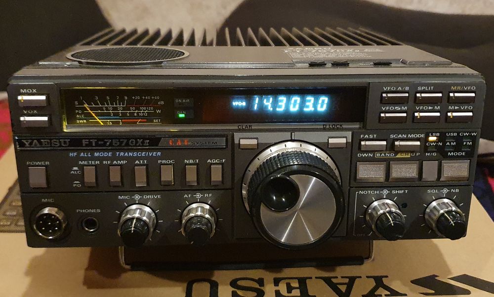 Transceiver YAESU FT 757 GX II  HF/ 11m/CB radio