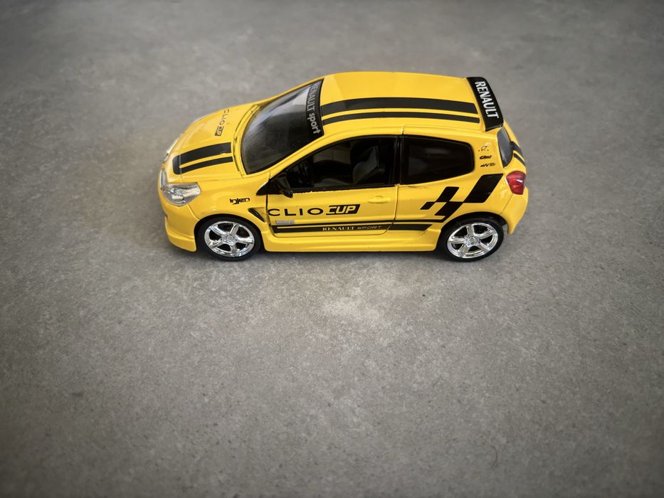 Model Uni Fortune skala 1/32 Renault Clio 3 RS pull back