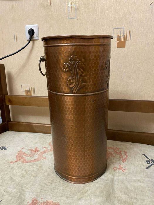 Підставка для парасольок виготовлена з міді.