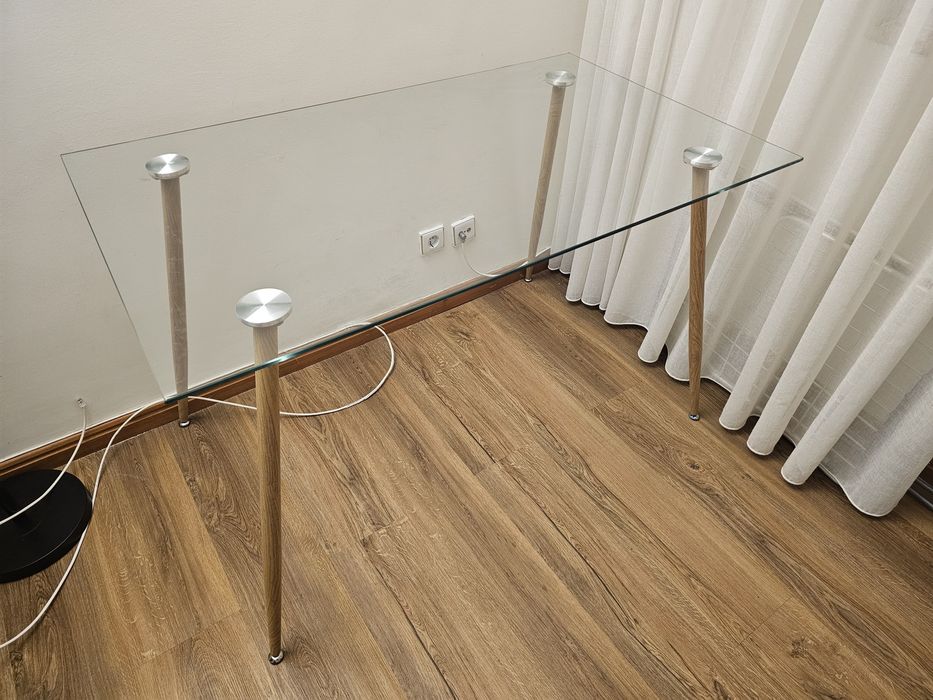 Mesa de sala com tampo de vidro