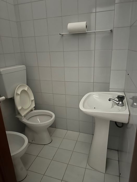 Loja comercial, na rua cónego Manuel Faria, nº160 em Maximinos. Área 90 m2
