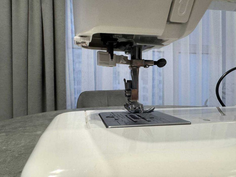 Швейна машинка Janome 1547,  електромеханічна, 24 строчки