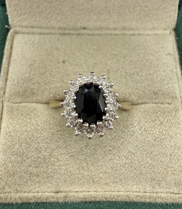 Złoty pierścionek z szafirem 1,10ct i diamentami 0,08ct