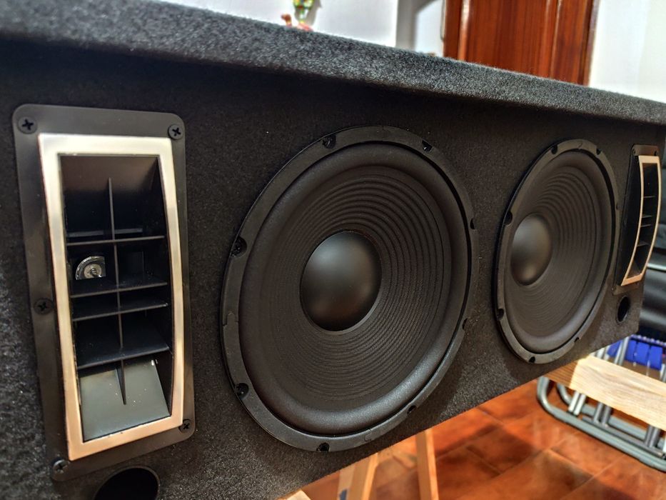 Entrego instalado no seu carro ,  caixa trio 1200W , com amplificador embutido , tudo novo