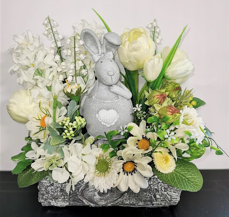 Stroik wielkanocny, kompozycja kwiatowa