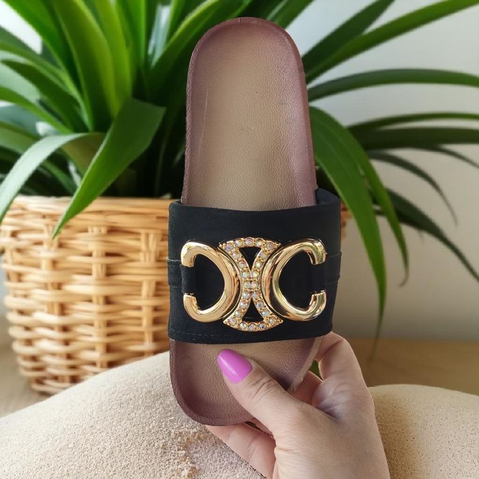 Świetne Klapki z Piękną Połyskująca Klamrą