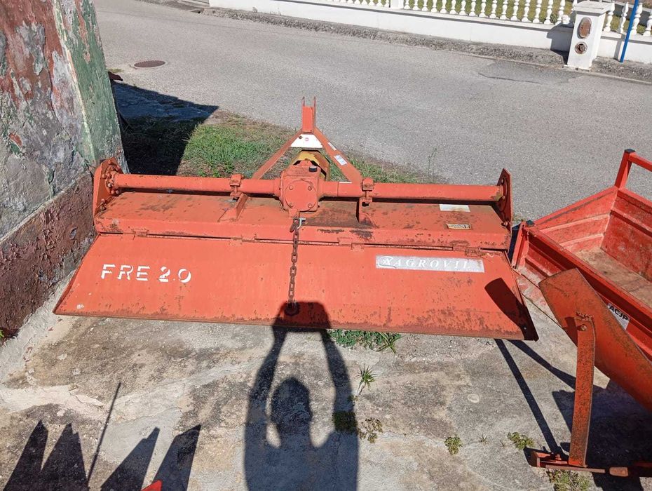 Vendem-se dois tratores e alfaias perfeitamente funcionais para desocupar. Por favor ler o texto