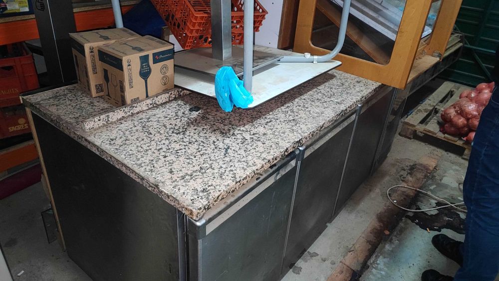 Balcão de mármore com compartimentos refrigerados