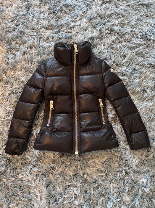 Czarna taliowana kurtka Moncler