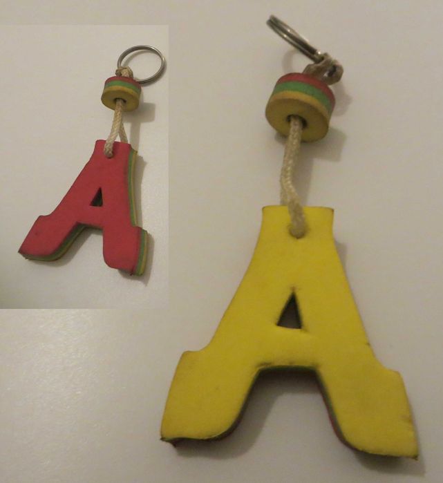 Porta chaves A de um lado Amarelo e outro Vermelho, com acab. madeira